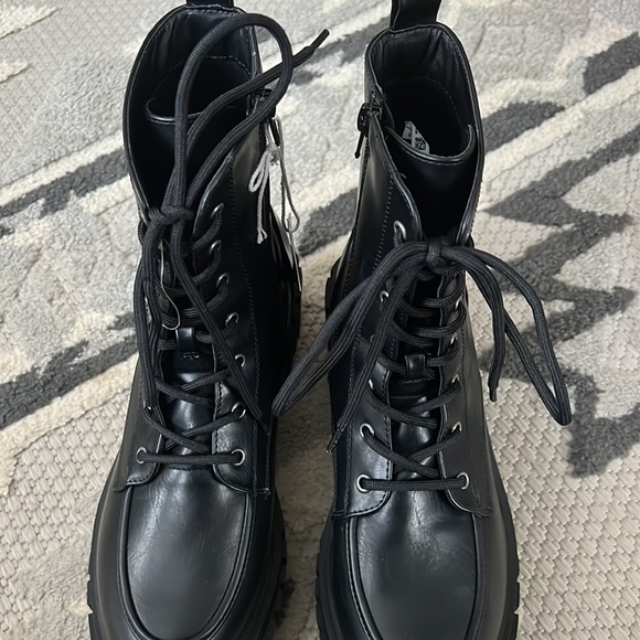 AE Lace Up Lug Boot - Picture 3 of 14